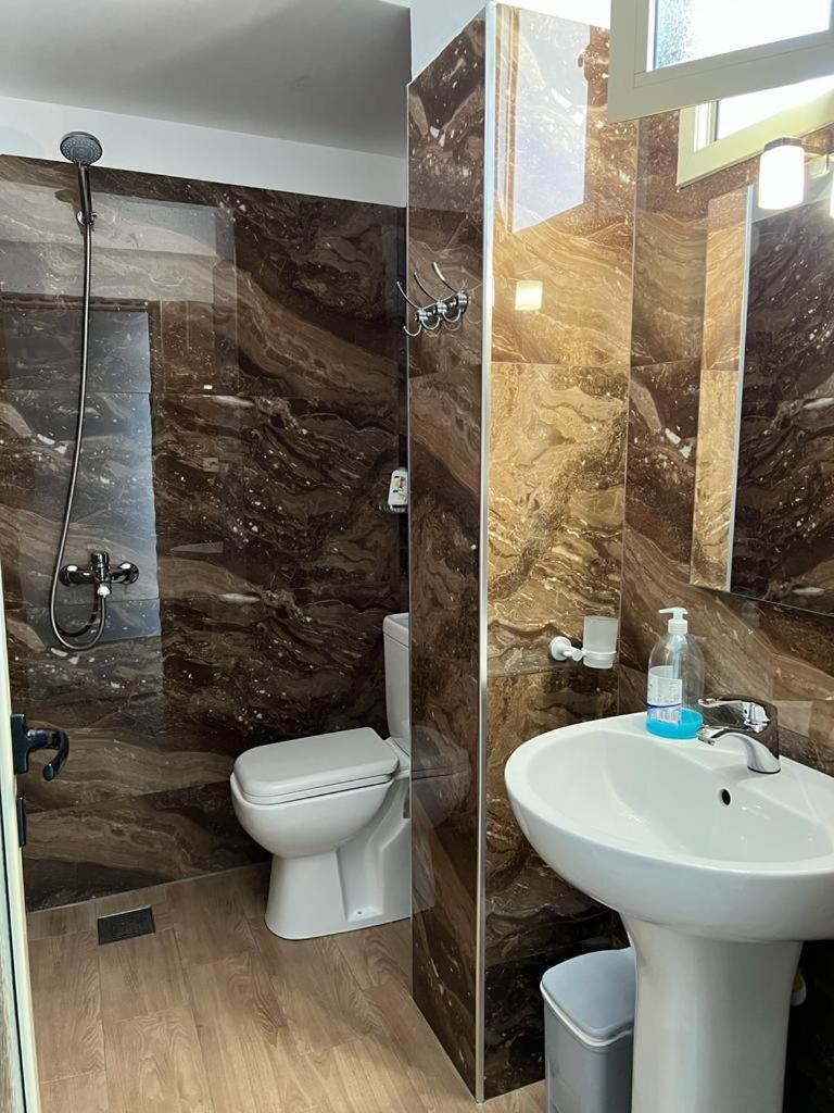 Hotel Vila Flowers Vlore Exterior photo